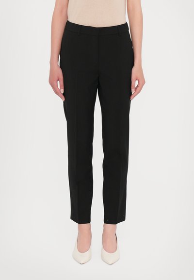Pantalones negros ajustados de corte entallado, con cinturilla, pliegue frontal y largo hasta el tobillo, confeccionados en una tela suave.