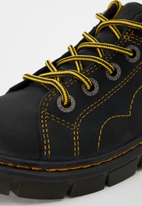 Dr. Martens RAFFE CHURCH UNISEX - Nööritavad poolsaapad - black wyoming