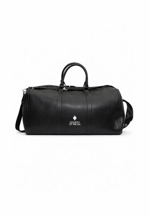 Borsa da viaggio in pelle nera con doppi manici, tracolla regolabile e logo "County of Milan" al centro anteriore.