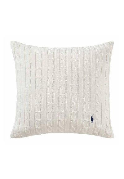 Λευκό ορθογώνιο μαξιλάρι με σχέδιο πλέξης καλωδίου και μικρό σκούρο μπλε κεντημένο λογότυπο στην κάτω δεξιά γωνία.
