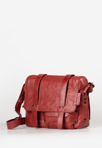 Borsa a tracolla rossa in pelle con chiusura a patta, tracolla regolabile e dettagli laterali. Texture liscia con due cinturini frontali e rivetti decorativi.