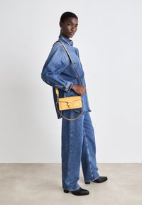 COACH TABBY SHOULDER BAG 20 - Kabelka - mustard yellow