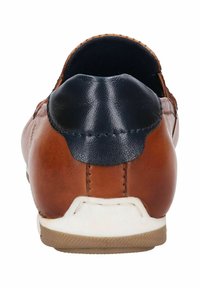 Braune Lederschuhe mit einem marineblauen Fersenpanel, runder Form, weißer Sohle und strukturiertem Obermaterial. Die Nähte sind entlang der hinteren Naht sichtbar.