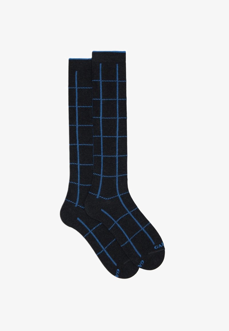 Calze nere fino al ginocchio con motivo a reticolo blu e un piccolo logo blu vicino alle dita, esposte affiancate su uno sfondo bianco.