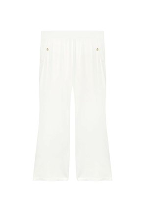 Witte wijde broek met elastische tailleband en zijzakken met kleine goudkleurige knoopdetails.