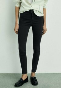Mango RISE SKINNY  - Oprijete (skinny) kavbojke - black denim