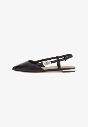 Zwarte leren slingback flats met een spitse neus, voorzien van zilveren hardwareaccenten en een slank ontwerp. Minimalistische en low-profile constructie.