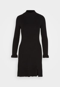 Musta ribbineulottu mekko, jossa on korkea pääntie, pitkät hihat, joissa röyhelöiset kalvosimet, ja helman sivuhalkiot.