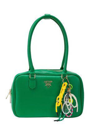Sac à main en cuir vert avec doubles poignées, logo doré "19V69 Italia" et porte-clés comprenant une chaîne jaune, un pendentif raquette de tennis et des perles de nacre.