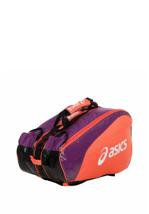 Paarse en oranje Asics sporttas met meerdere ritsvakken en dubbele zwarte handvatten, afgebeeld op een witte achtergrond.