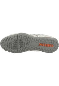Suola in gomma grigia con un motivo a punti, caratterizzata da un prominente logo "Geox" arancione. La scarpa presenta una combinazione di colori chiara e un design traspirante.