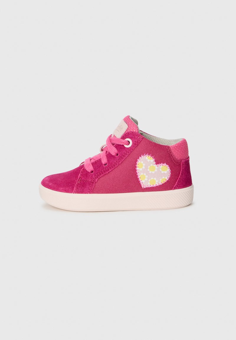 Rosa Wildleder High-Top Sneaker mit runder Zehe,weißer Gummisohle und floralem Herzaufnäher an der Seite. Mit passenden Schnürsenkeln und gepolstertem Kragen.