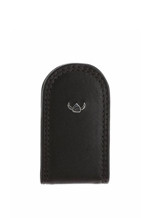 Portefeuille en cuir noir avec dessus arrondi, couture détaillée le long des bords et un petit emblème de casque viking argenté au centre.