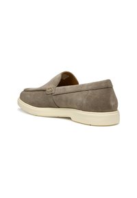Scarpe slip-on in suede grigio con un design a profilo basso e una suola in gomma beige. Presentano dettagli cuciti e una superficie liscia.