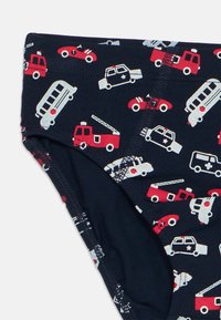 Μπλε σκούρα ανδρικά μαγιό με σχέδιο από κόκκινα και λευκά οχήματα, όπως πυροσβεστικά, αστυνομικά αυτοκίνητα και ασθενοφόρα. Μαλακό, ελαστικό ύφασμα.