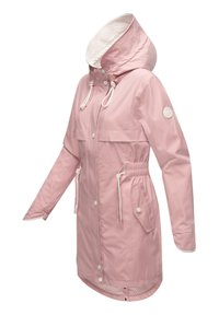 Lichtroze waterdichte jas met een capuchon, trekkoord in de taille, twee voorzakken en witte accenten. Gladde textuur en drukknoopsluiting.
