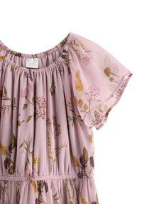 Blommig klänning i ljusrosa tyg med rynkad halsringning och korta ärmar. Har flerfärgade blommönster och ett elastiskt midjeband.
