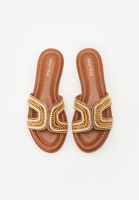 Hnedé šľapky na slip-on s širokými dekoratívnymi pásikmi s akcentmi v zlatej a oranžovej farbe, textúrovaným zvrškom a hladkou podrážkou.