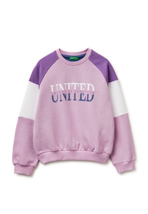 Felpa lilla con maniche raglan viola e bianche, polsini e orlo a costine, e scritta "UNITED COLORS OF BENETTON" sul davanti.