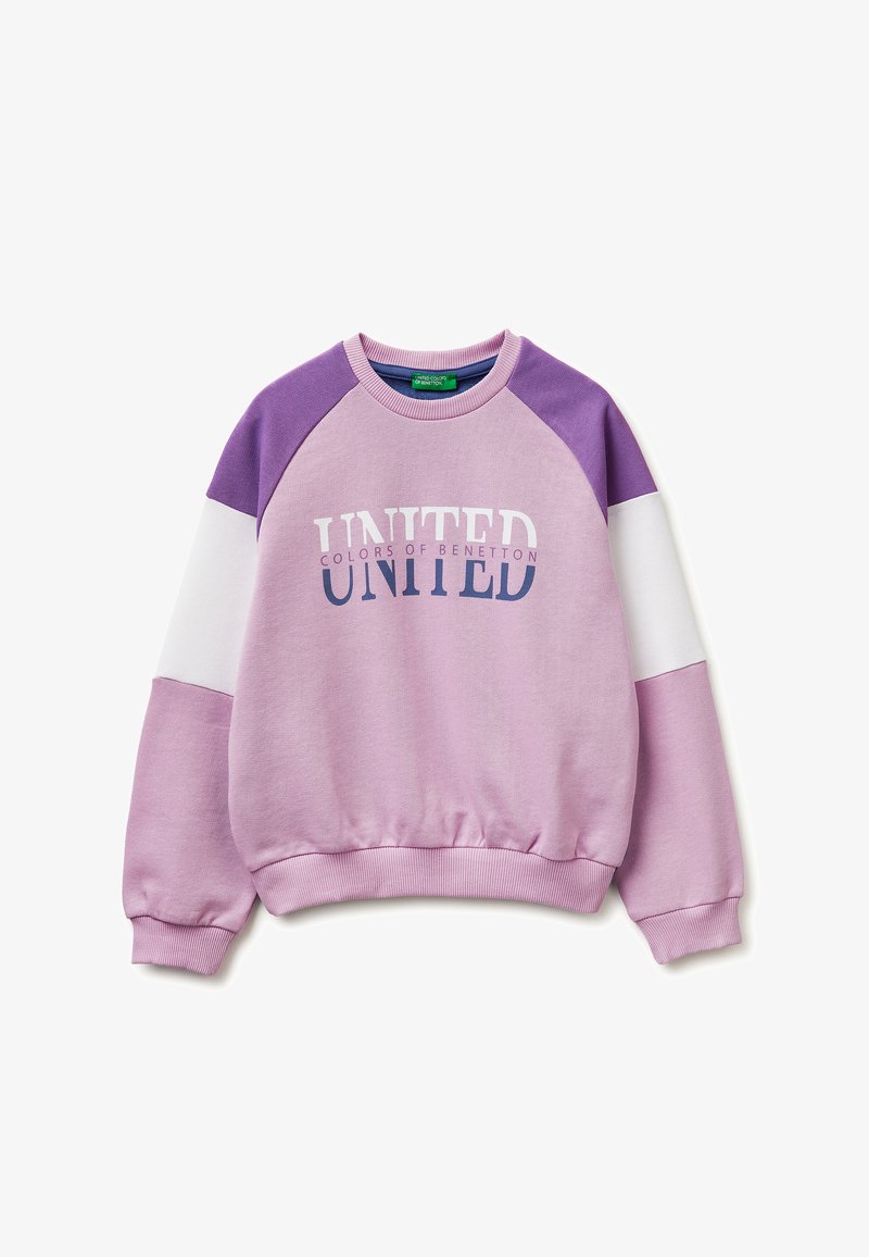 Fliederfarbenes Sweatshirt mit lila und weißen Raglanärmeln, gerippten Bündchen und Saum sowie dem Schriftzug "UNITED COLORS OF BENETTON" auf der Vorderseite.