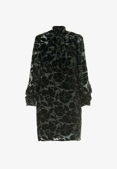 Svart sammetklänning med blommönster, hög krage och detalj med slips. Långa ärmar med åtsittande manschetter. Genomskinligt tyg med jämn textur.
