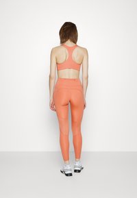 Nike Performance BRA - Sutiã desportivo de suporte médio - madder root/white