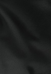 Sort stof med en glat tekstur, der har en subtil glans og en mat finish, som viser bløde draperinger og lysrefleksioner.