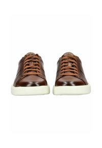 Braune Ledersneaker mit glatter Oberfläche, weißer Gummisohle und braunen Schnürsenkeln. Verfügt über genähte Details an den Seiten.