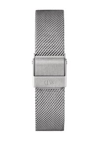 Bracelet de montre en métal argenté maille avec une boucle brossée gravée des lettres DW au centre, fermé et centré sur un fond blanc.
