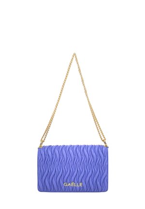 Borsa a tracolla in pelle trapuntata viola con motivo a onde, dotata di una tracolla in catena dorata e un logo di marca ben visibile.