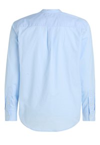 Lys blå skjorte med lange ermer laget av glatt stoff. Har avrundet kant, ryggplissert detalj og mansjetter med knapper. Enkelt og klassisk design.