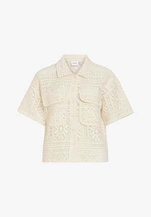 Kremasta srajca kratkih rokavov z gumbi, z vzorcem cvetlične čipke in dvema sprednjima žepoma s poklopcem.