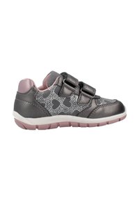 Zapatillas sintéticas grises con patrón de corazones y acentos rosas. Presentan dos correas ajustables de Velcro y suela de goma texturizada.