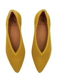 Ballet flats gialli in maglia con una punta appuntita, caratterizzate da una texture a righe verticali e una morbida soletta imbottita. Logo del marchio visibile all'interno.