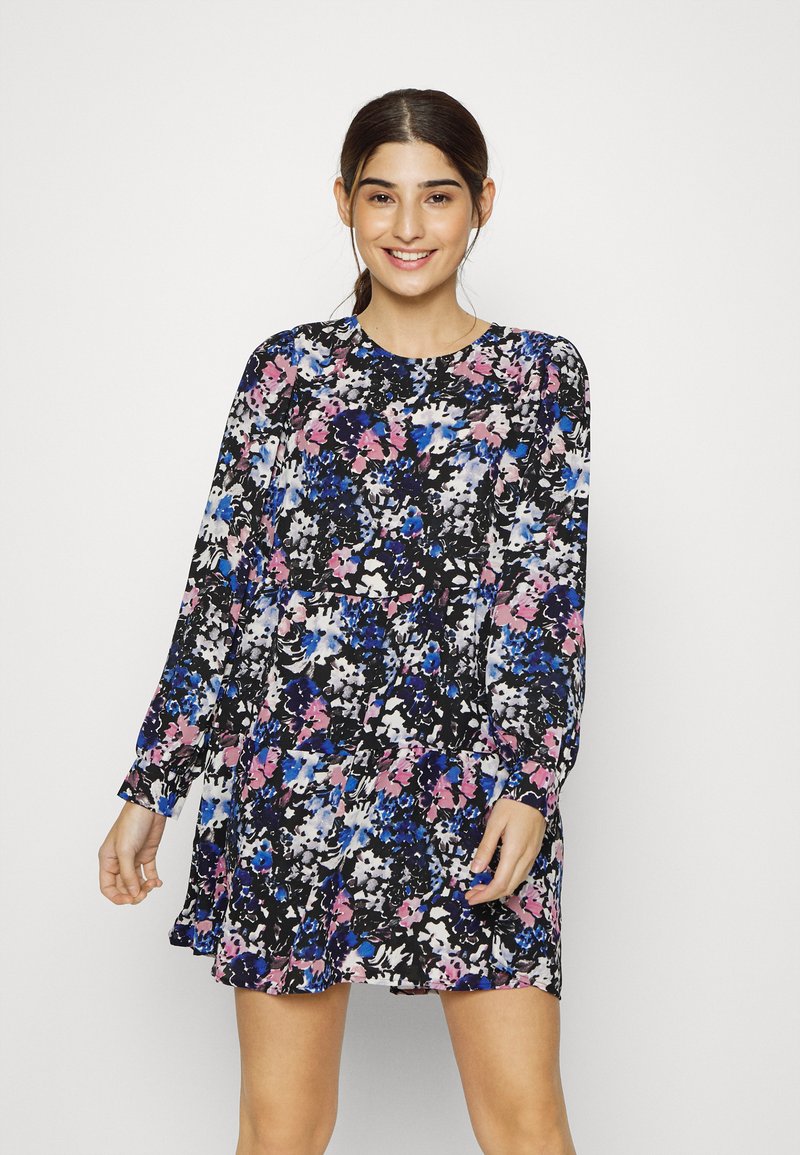 Vestido com estampado floral, com decote redondo, mangas longas e bainha evasê nas cores preto, rosa, azul e branco. Tecido suave e leve.