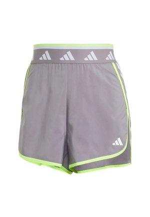 Szare sportowe spodenki z neonowo zielonym wykończeniem i pasem, z białymi logo Adidas z przodu i elastycznym pasem.
