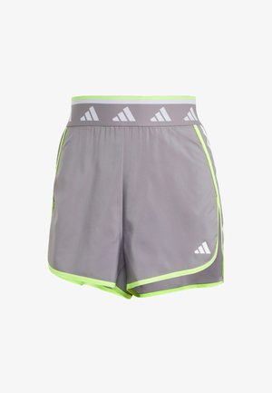 Szare sportowe spodenki z neonowo zielonym wykończeniem i pasem, z białymi logo Adidas z przodu i elastycznym pasem.