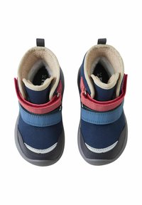 Marineblaue Schuhe aus Stoff mit grauen Sohlen, ausgestattet mit roten und blauen Riemen. Das Innere ist mit einem beigen, weichen Material ausgekleidet. Kontrastierende weiße Nähte.