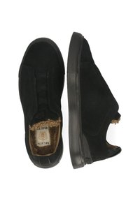 Schwarze Wildledersneaker mit einer flachen Gummisohle, elastischen Schnürsenkeln und einem mit Fell gefütterten Innenraum. Sie zeichnen sich durch ein minimalistisches Design und kontrastierende Texturen aus.