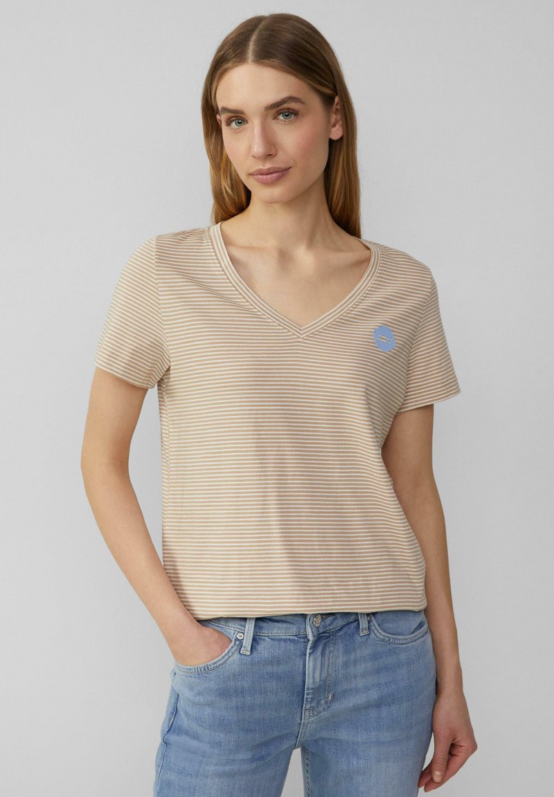 Beige gestreepte kortemouwen V-hals t-shirt met een blauw cirkelvormig logo-detail, gemaakt van zachte stof met een relaxte pasvorm.