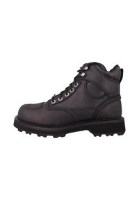Czarne skórzane robocze buty na sznurówki z wyściełanym kołnierzem i solidną gumową podeszwą, widok z boku na białym tle.