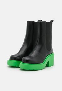 Monki Platform-nilkkurit - black