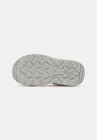 Viking SANDVIKA UNISEX - Vaellussandaalit - pink