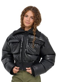 Giacca a vento nera con chiusura a zip, due tasche frontali e polsini a costine. Presenta un ampio colletto e un materiale in ecopelle lucido e liscio.