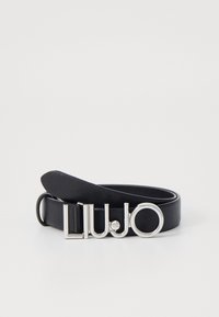 Schwarzer Leder-Gürtel mit einer silbernen Metallschnalle, die den Markennamen "LIUJO" in einer kräftigen, modernen Schriftart zeigt. Glatte Textur und elegantes Design.