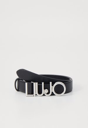 Ceinture en cuir noir avec une boucle en métal argenté portant le nom de la marque "LIUJO" dans une police audacieuse et moderne. Texture lisse et design élégant.