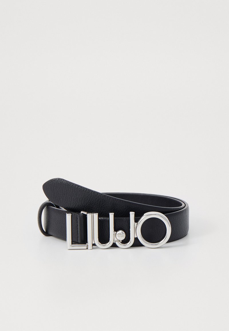 Schwarzer Leder-Gürtel mit einer silbernen Metallschnalle, die den Markennamen "LIUJO" in einer kräftigen, modernen Schriftart zeigt. Glatte Textur und elegantes Design.