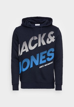 Sudadera con capucha azul marino con un texto diagonal grande "JACK & JONES" en blanco y azul, con capucha ajustable con cordón y puños acanalados.