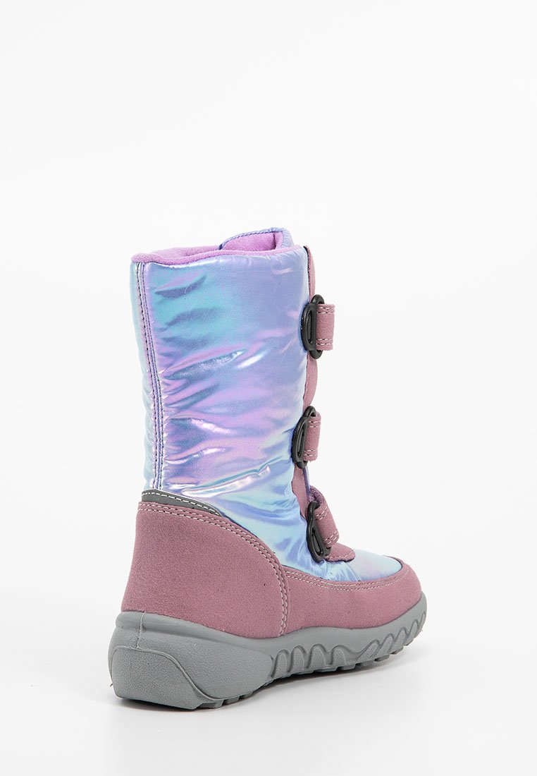 Lila wetterfeste Stiefel aus glänzendem, schimmerndem Material, mit drei schwarzen Schnallen und grauer Gummisohle mit strukturiertem Profil.