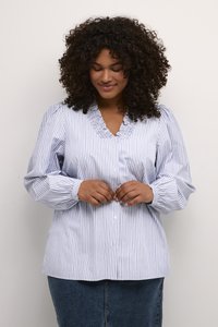 Chemise à col court froncé et boutonnée, manches longues bouffantes, rayures verticales bleues et blanches, tissu lisse, coupe décontractée.